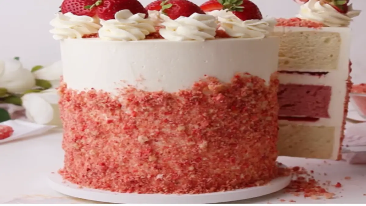 strawberry crunch cake