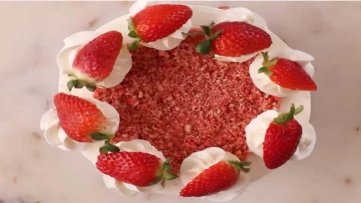 strawberry crunch cake